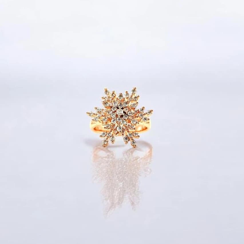 Starburst Snowflake Ring for Women – Elegant Design with Chic Detailing in Lustrous Gold Tone